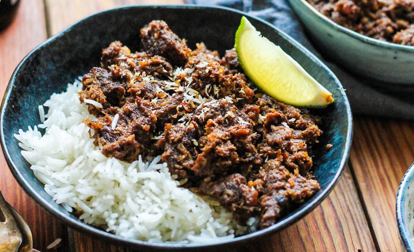 A delicious Rendang with rice and lemon