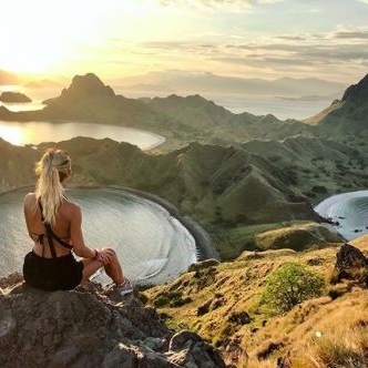 A woman with sporting outfit on top of Padar Island