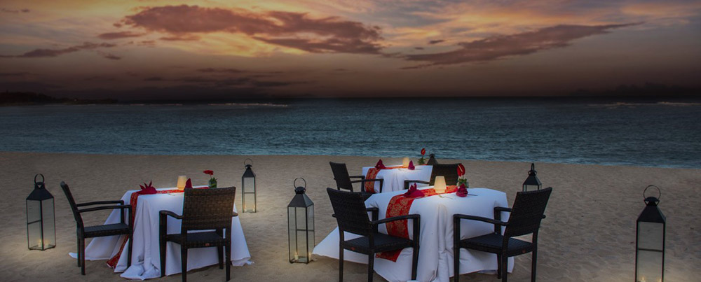 A romantic dinner in the beachside